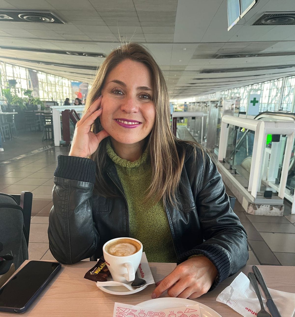 Constanza sentada junto a una taza de café